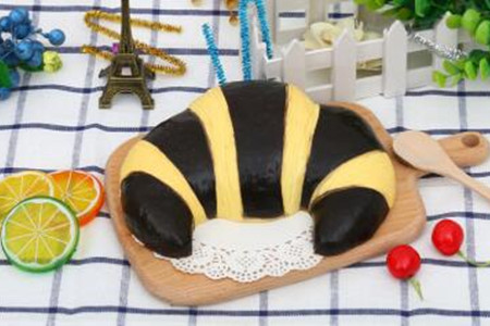 Why are squishy bread toys so popular among children and adults?